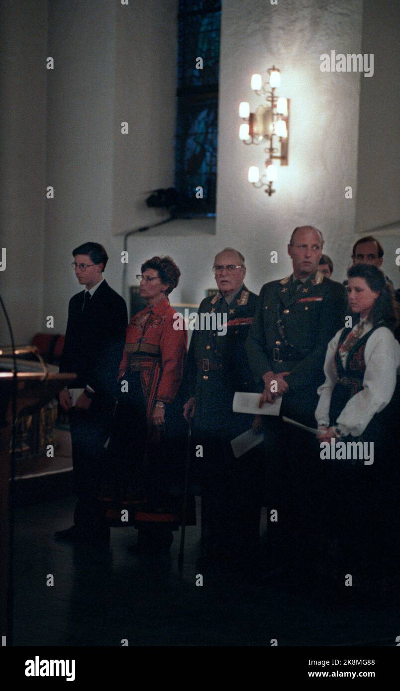 8 avril 1990 d'Oslo. Le roi Olav, le prince héritier Harald, la princesse Sonja, le prince Haakon Magnus et la princesse Märtha Louise dans la cathédrale pendant le service commémoratif de 9 avril 1940. Photo: Morten Hvaal / NTB / NTB Banque D'Images