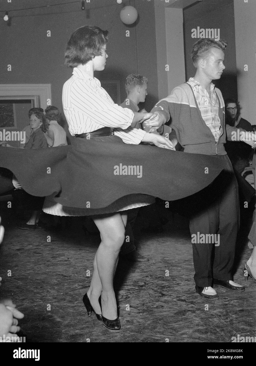 Oslo 19570905: Rock'n roll avec danse au club de loisirs de Hammersborg. Balançoire et rock dansant pour les jeunes dans des vêtements typiques. Photo: NTB / NTB Banque D'Images