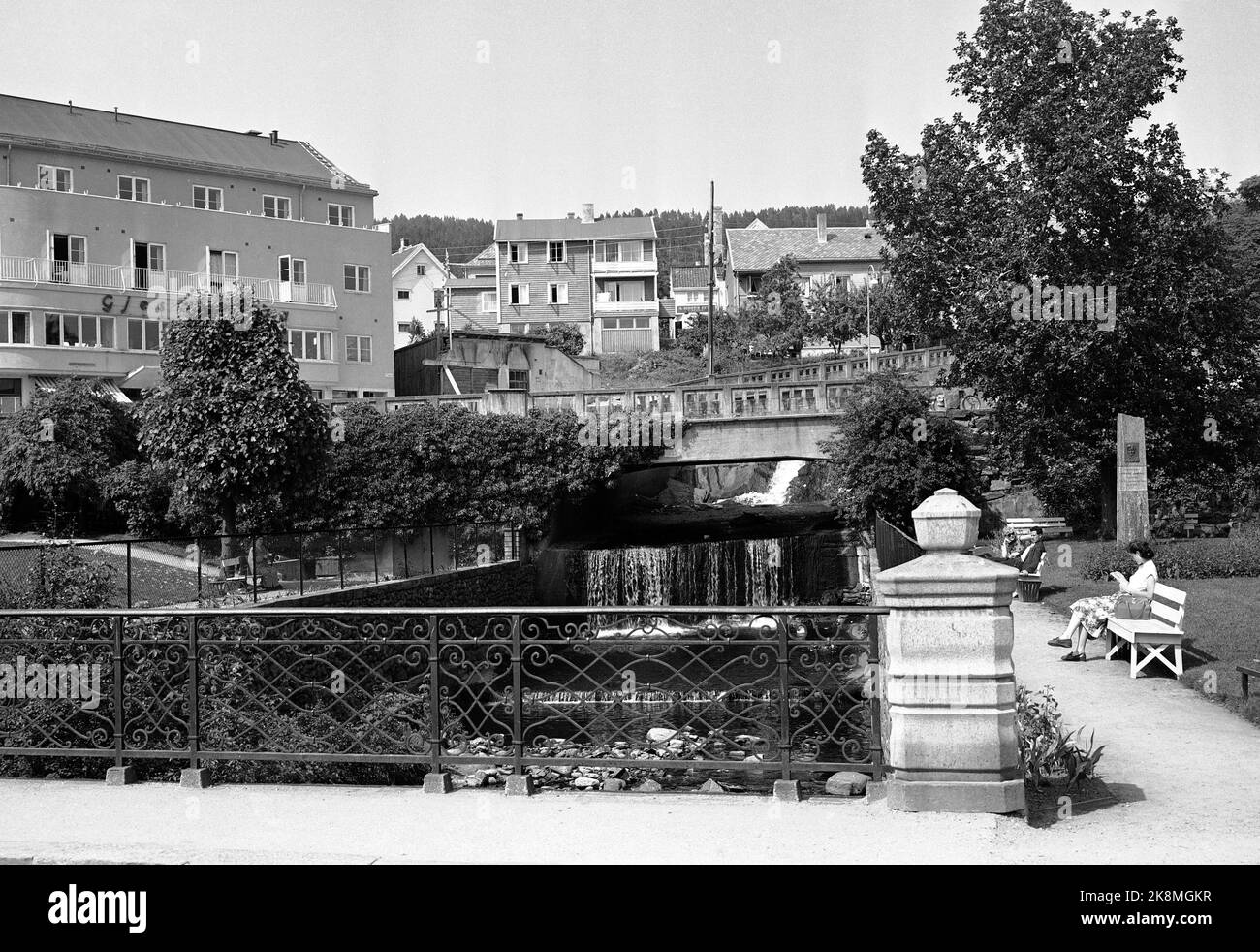 Oslo 19530624 ville de Molde. Gotfred se trouve place avec la rivière Molde et Gjestestova en arrière-plan. TH. Un mémorial à un jeune voyageur qui est tombé pendant la Seconde Guerre mondiale Photo: NTB / NTB Banque D'Images