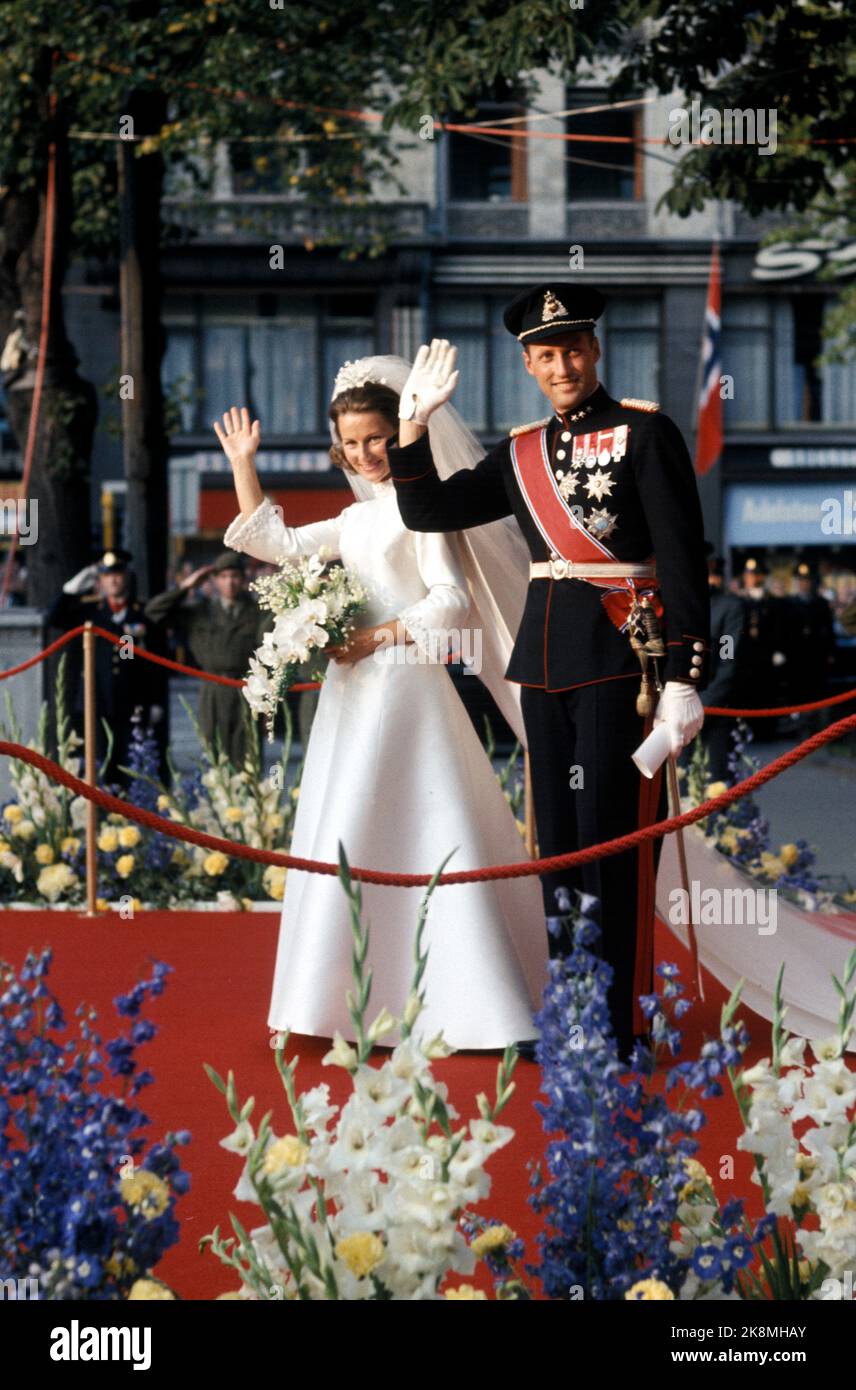 Oslo 19680829 : mariage royal norvégien. Le prince héritier Harald et Sonja Haraldsen se marient. Les jeunes mariés viennent de la cathédrale d'Oslo après le mariage. Vagues. Photo: Actuel / NTB Banque D'Images