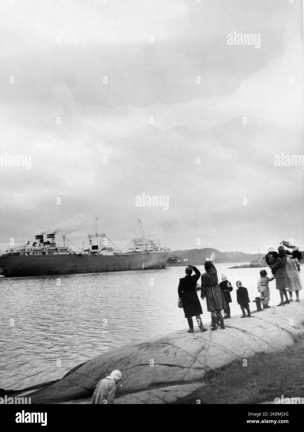 Sandefjord, 1948. La plus récente et plus grande cuisine de baleine de Norvège, A/S Thor Dahls Thorshøvdi a fait un tour de vapeur hors du port, avec la mer du Sud comme objectif. À la fin du monde où le bateau a été pour l'ancre, la famille et les amis se sont tenus et ondulés Au revoir tout le matin. Photo: TH.skotaam / actuel / ntb Banque D'Images