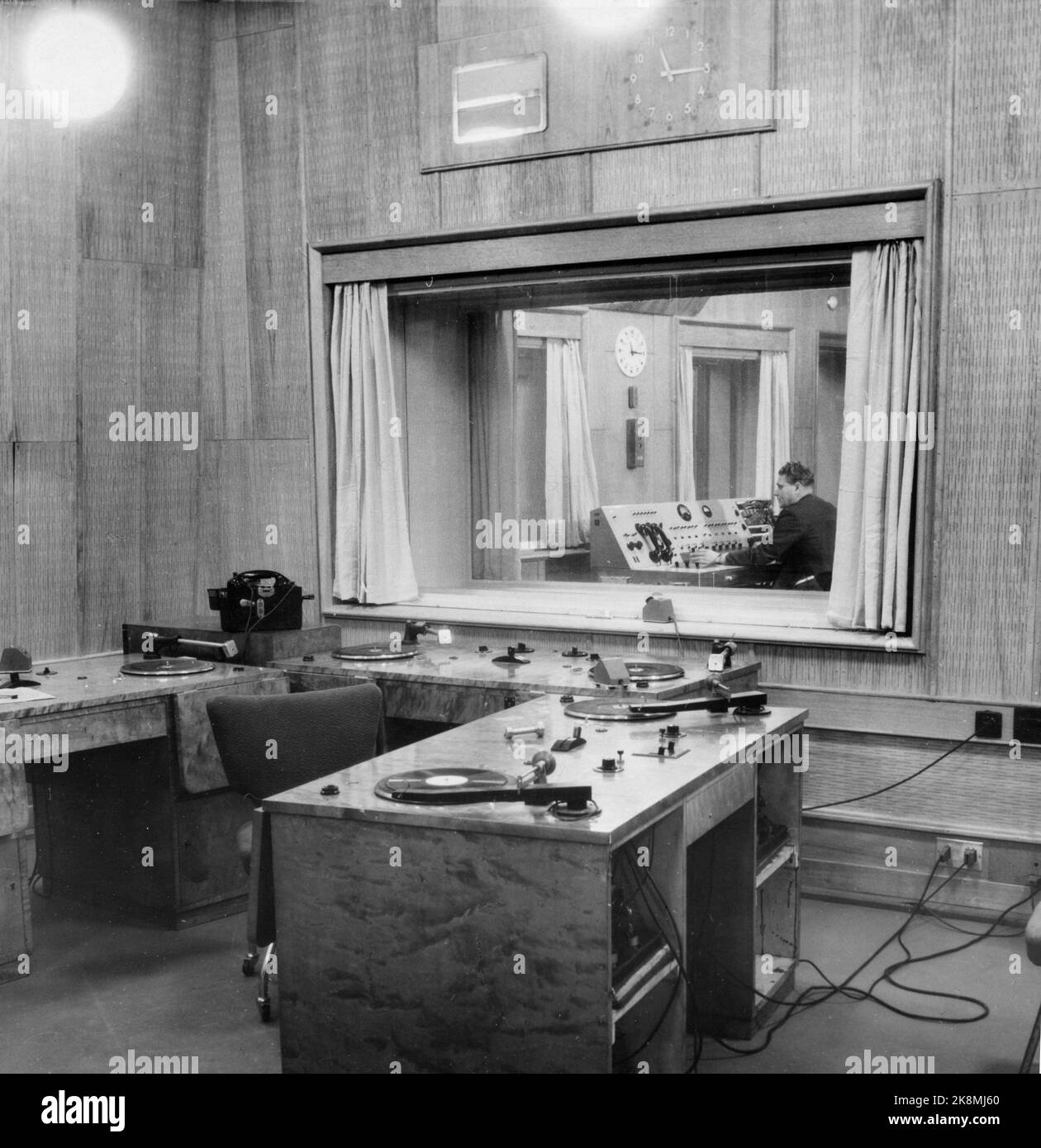 Oslo 194512. La nouvelle maison de radiodiffusion (Norwegian National Broadcasting) de Marienlyst est achevée. De nouveaux locaux et de nouvelles aides techniques fournissent l'aile des programmes. Nous voyons ici la pièce où les effets sonores sont inclus. À l'intérieur, nous regardons la salle de contrôle où le volume et la diffusion sont vérifiés. Banque D'Images