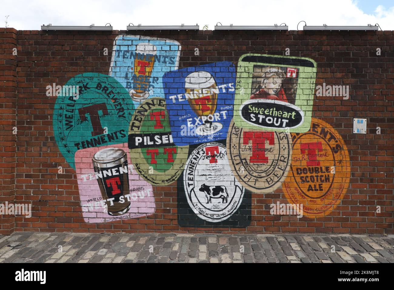 Section de la murale Tennents sur le mur extérieur des brasseries Tennent Caledonian par Smug (Sam Bates) Glasgow Écosse juillet 2022 Banque D'Images