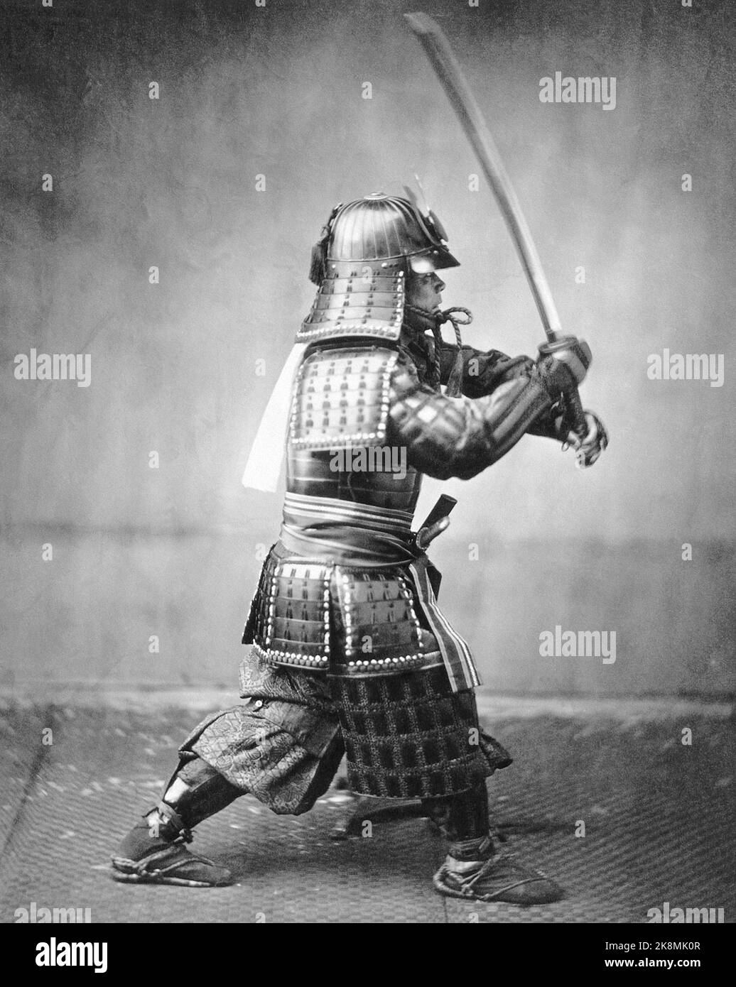 Felice Beato - Samurai blindé avec épée et Dagger - c1860 - Felix Beato Banque D'Images