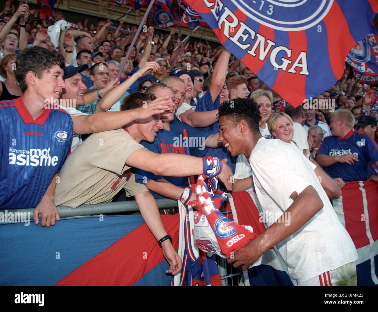 6 août 1997 d'Oslo. Le footballeur John Carew accueille les supporters. Photo; Cornelius Poppe / NTB Banque D'Images