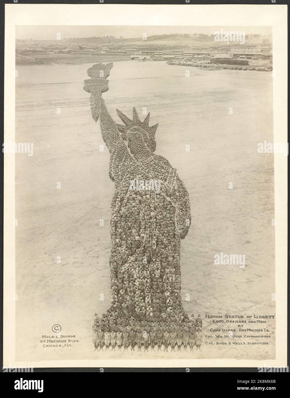 Statue de la liberté humaine; 18 000 officiers et hommes au Camp Dodge, des Moines, Iowa, .; Col. Wm. Newman, commandant; Col. Rush S. Wells, dirigeant - 1918 Banque D'Images