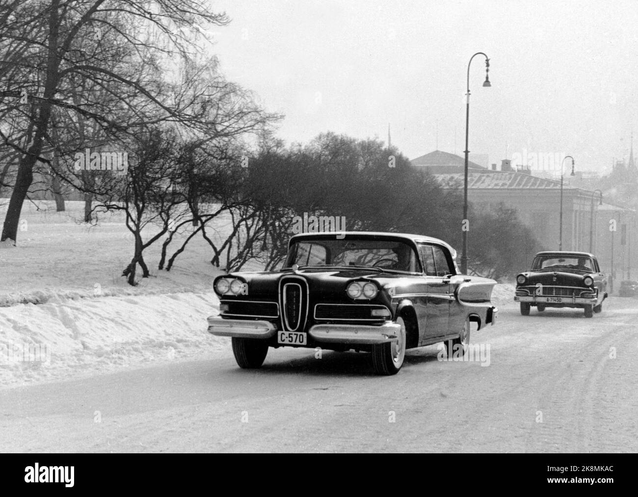 À propos de. 1958: La voiture le prince héritier Harald a obtenu sur son jour de 21 ans par le roi Olav. Photo: Archives NTB, NTB Banque D'Images