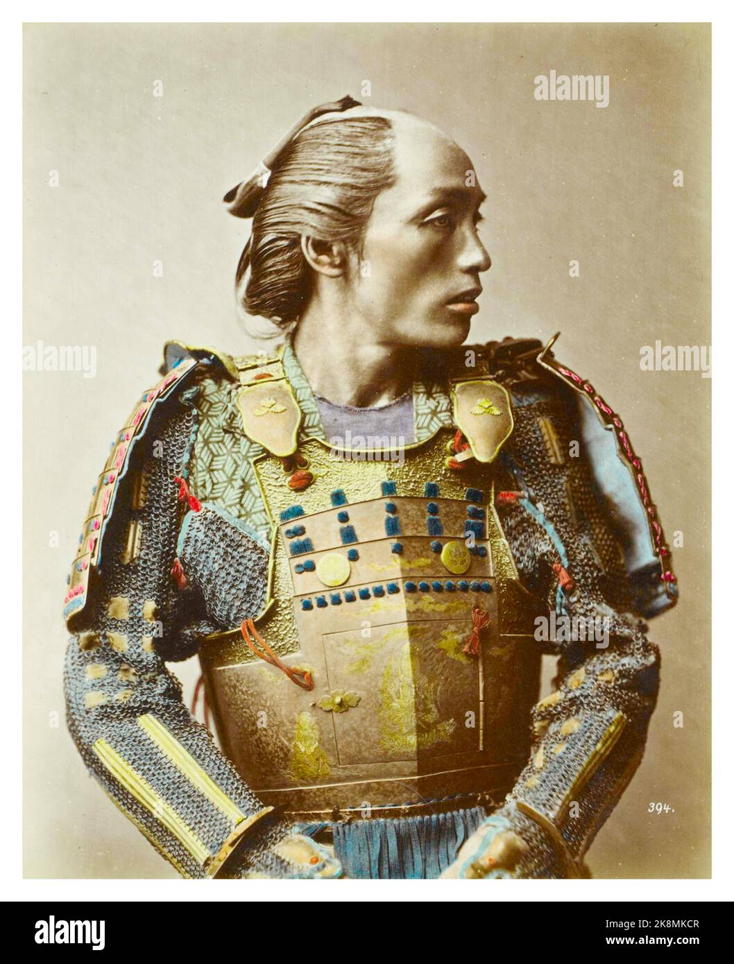 Baron Raimund von Stillfried - Samurai-soldat japonais de la taille vers le haut. Il est debout face à sa gauche tout en portant une armure ornée - 1881 Banque D'Images