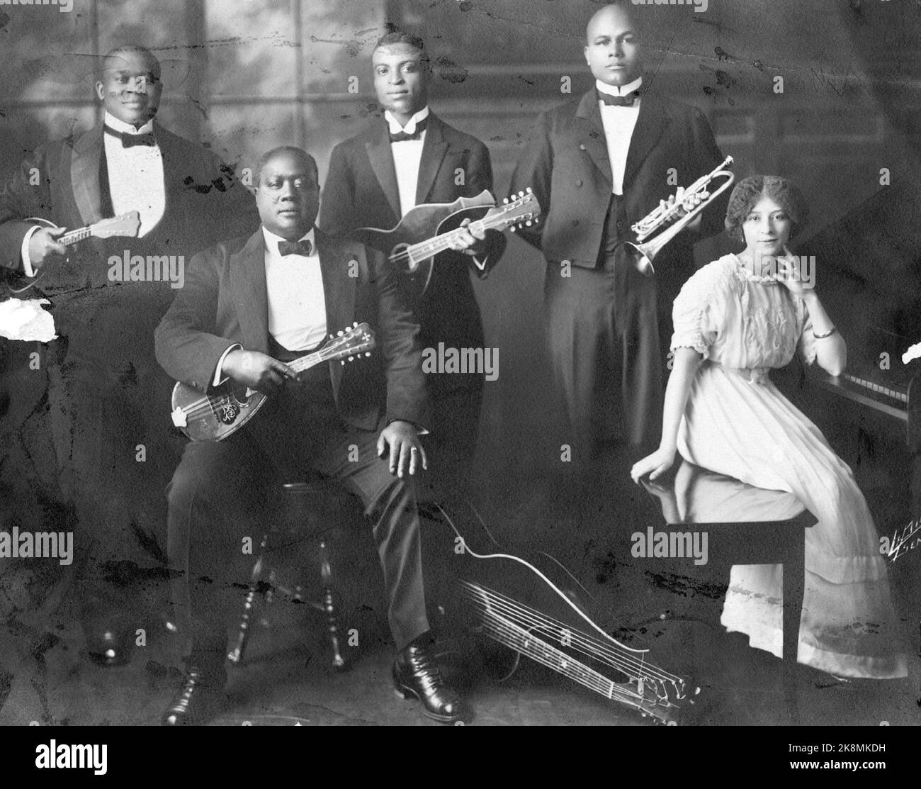 The Whangdoodle Entertainers -1914 - Un Whangdoodle est un qui wangs. Ici, nous voyons cinq wangdooodlers sur le point de faire du wang! Banque D'Images