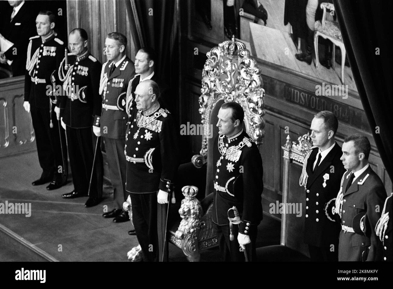 Oslo 19731010 ouverture du Storting. Le trône au roi Olav. Le prince héritier Harald à ses côtés. Photo: NTB Banque D'Images