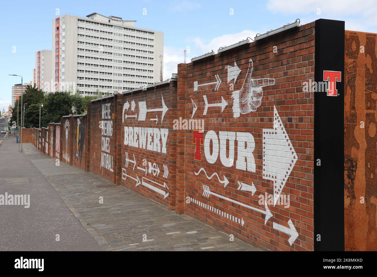 Murale Tennents sur le mur extérieur des brasseries Tennent Caledonian par Smug (Sam Bates) Glasgow Écosse juillet 2022 Banque D'Images