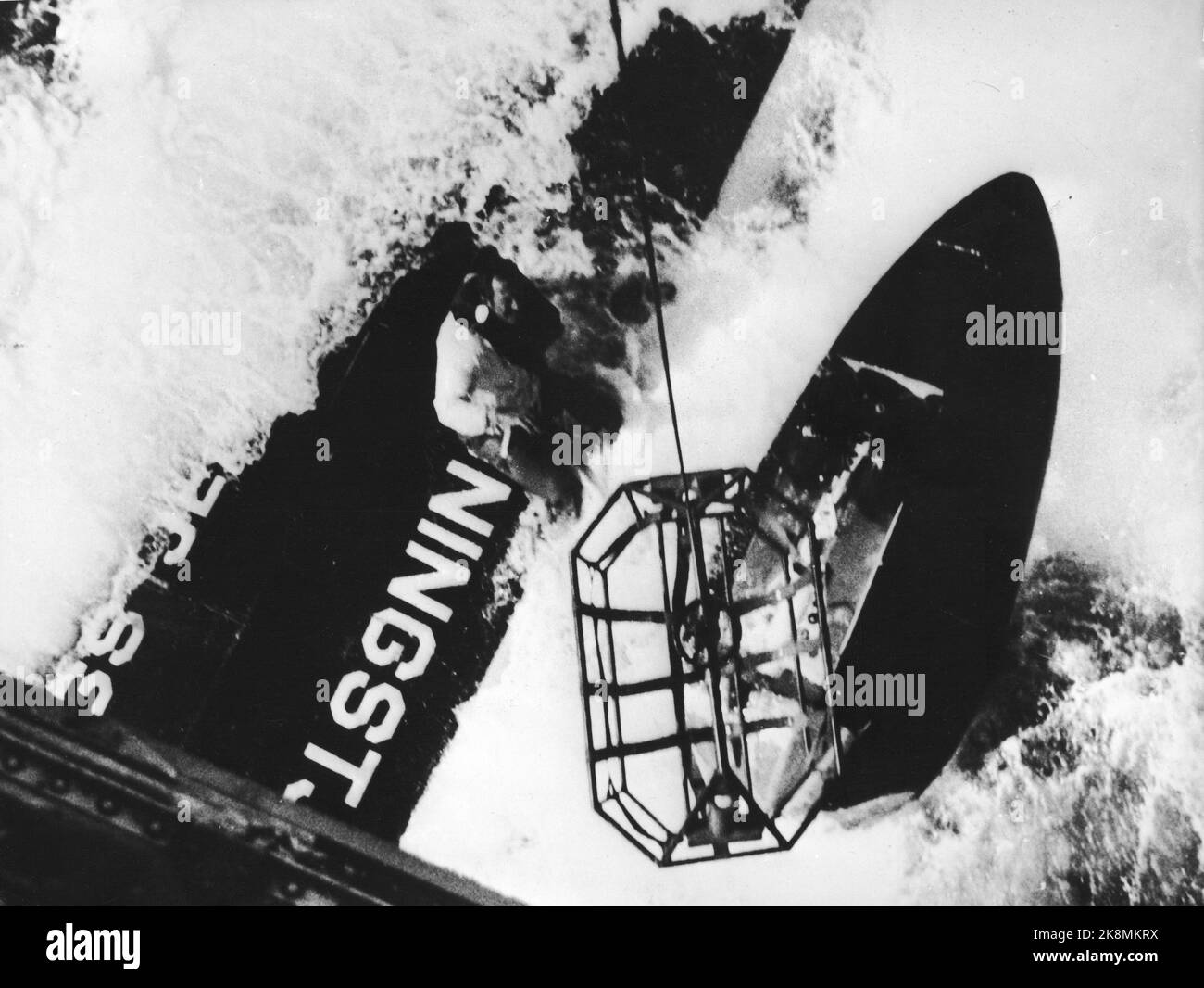 19730710. La dernière personne est sauvée ici de l'hélicoptère Sikorsky détruit qui est tombé dans la mer du Nord. 17 personnes étaient à bord, mais seulement 13 ont été sauvées. Photo: NTB Banque D'Images 19730710. La dernière personne est sauvée ici de l'hélicoptère Sikorsky détruit qui est tombé dans la mer du Nord. 17 personnes étaient à bord, mais seulement 13 ont été sauvées. Photo: NTB Banque D'Images