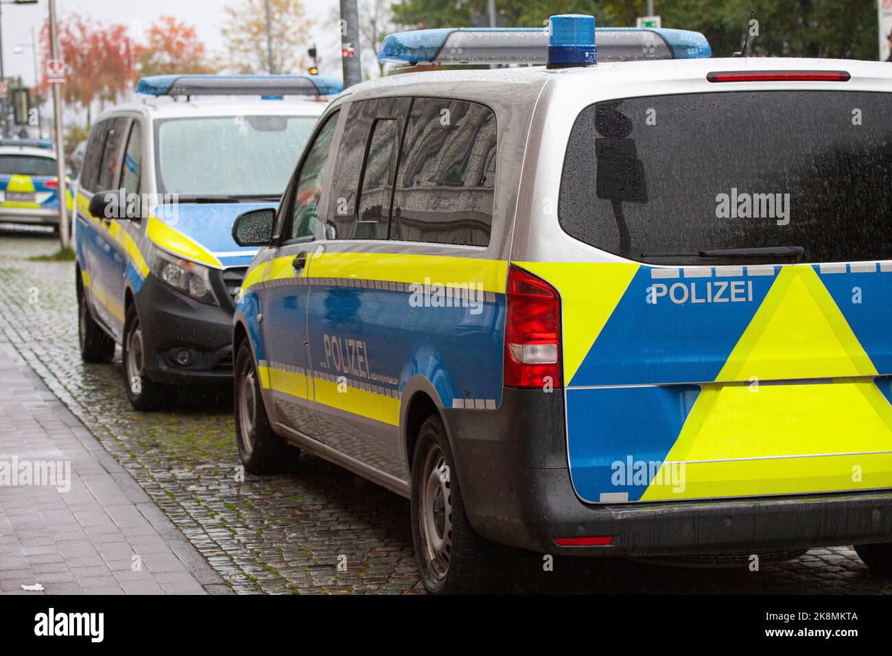 Voitures de police allemandes garées dans la rue. Flensburg, Allemagne Banque D'Images