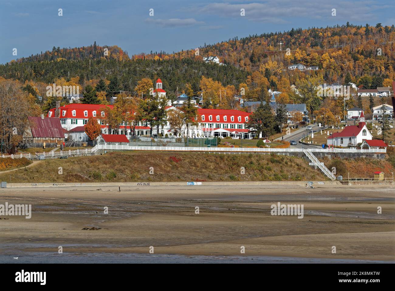 TADOUSSAC, CANADA, 13 octobre 2022 : vue de la rivière sur l'hôtel Tadoussac l'ancienne chapelle en bois du centre-ville. Banque D'Images