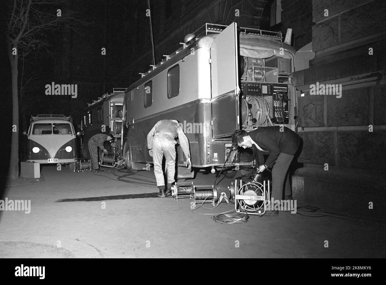 Oslo janvier 1964 - débat politique sur la télévision au Théâtre central d'Oslo. « Où est le communisme ? » Montre toute l'équipe de télévision en action. Directeur de programme Kjell Arnljot Wig. Le débat se déroule entre le panel et la salle. 4 caméras et 10 microphones sont installés. Dans les autobus du Tinghuset, il y avait beaucoup de vie durant la diffusion. Dans un bus, la commande de la caméra a lieu, dans l'autre commande de son. Photo: Aage Storløkken / actuel / NTB Banque D'Images