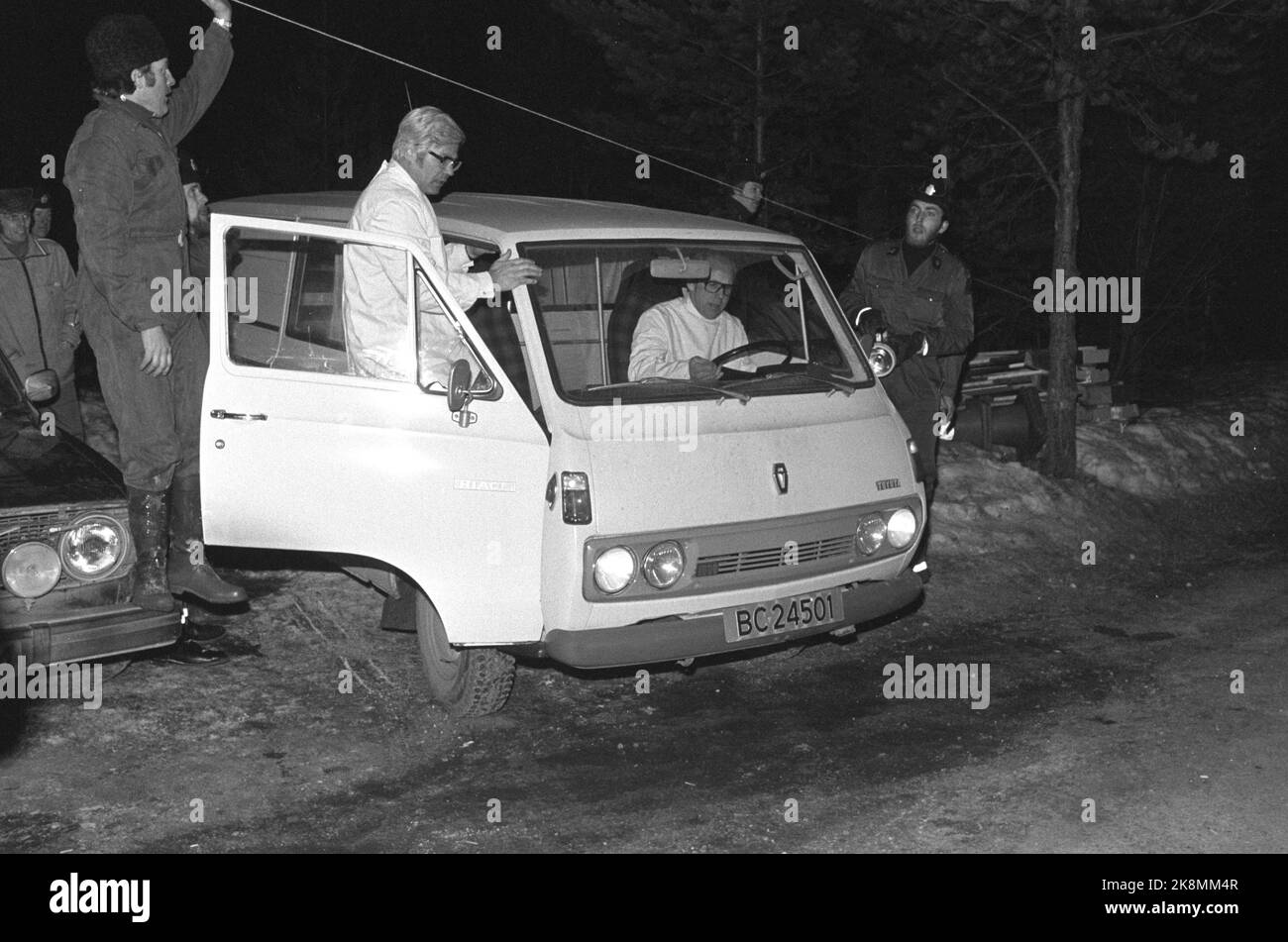 Nittedal 19760304. Berit Johannessen qui a été manqué pendant un mois a été trouvé dans un trou forestier à Nittedal par deux enfants. Ici, elle a été amenée à l'Institut de médecine légale. Photo: Henrik Laurvik / NTB Banque D'Images