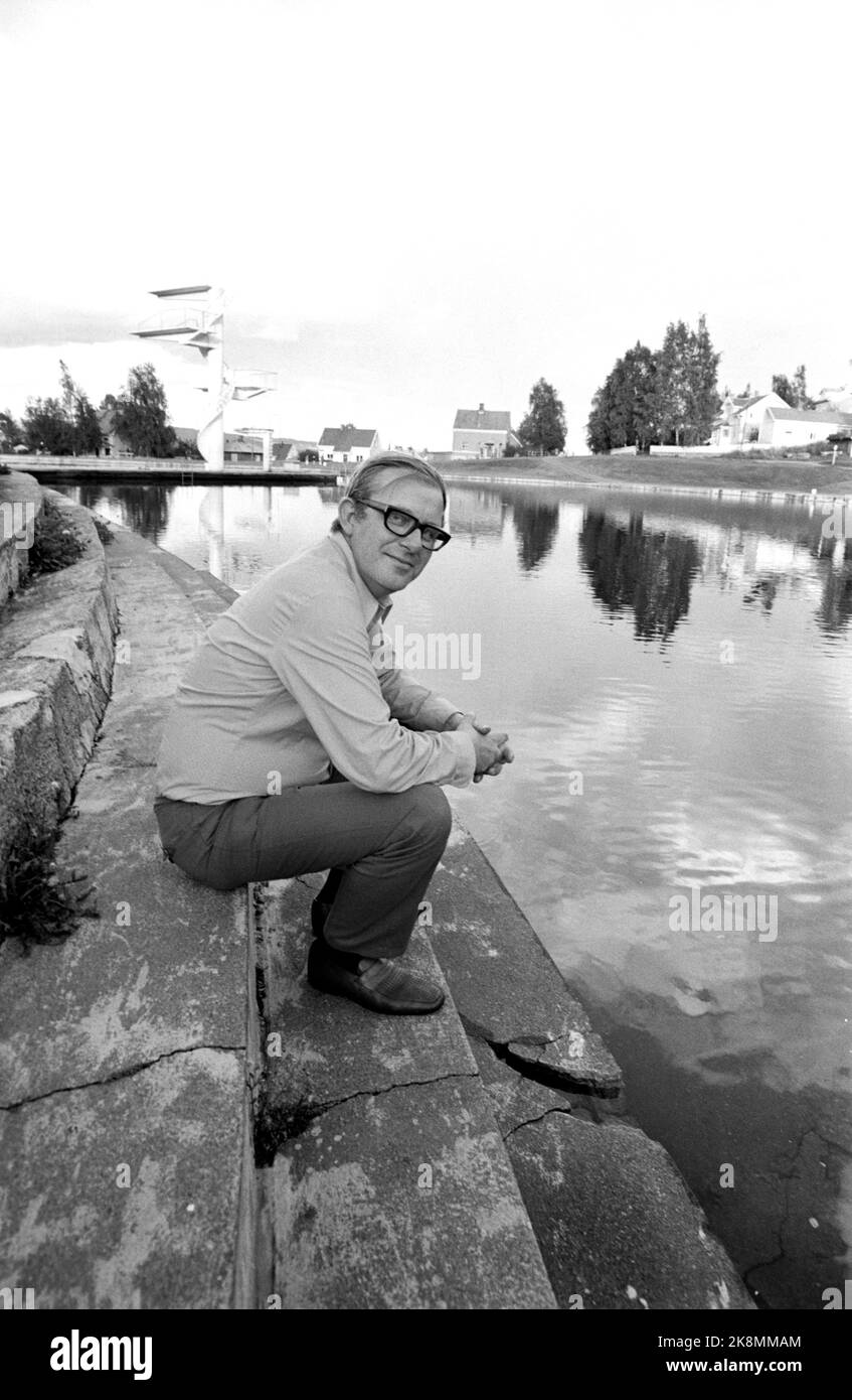 19720902. Le journaliste Herbjørn Sørebø a écrit un recueil de poésie "les agriculteurs ne jouent pas au tennis" qui est un recueil de poèmes sans rime. Sørbø croit que quelque chose doit être laissé à l'association et à l'imagination du lecteur. Il y a une quantité incroyable que l'on peut dire que les agriculteurs ne jouent pas au tennis, mais certains pensent encore que c'est des galimatias. Photo: Aage Storløkken Current / NTB Banque D'Images