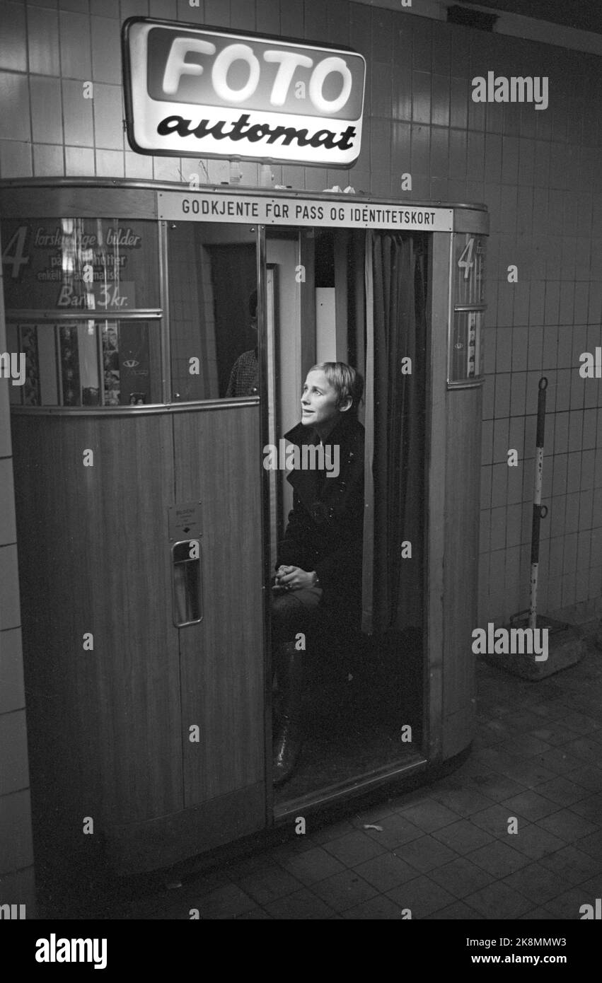 Oslo 19701126. 'Photo: Ils eux-mêmes' le magazine hebdomadaire actuel a invité des célébrités à la machine à photo de l'Eastern Railway à Oslo. Là, ils prennent une photo d'eux-mêmes. Ici l'acteur Henny moan. Photo: Actuel / NTB Banque D'Images