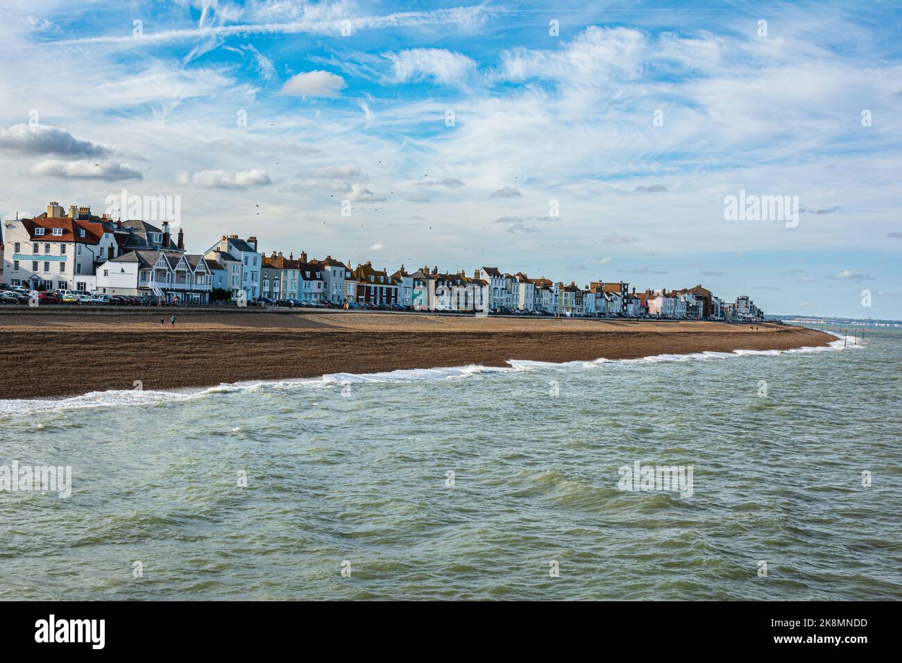 Vue sur la ville de Deal depuis la plage de galets, Kent, Angleterre, Royaume-Uni Banque D'Images