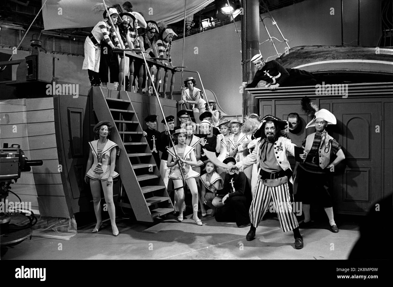 Oslo 1963 NRK Television enregistre une série de programmes intitulée « Prospectus Card » pour le Norvisjon. Ici d'un enregistré en studio, avec un bateau pirate. V. caméra TV dans l'image. Rolf juste Nilsen comme capitaine de pirate. Photo: NTB / NTB Banque D'Images