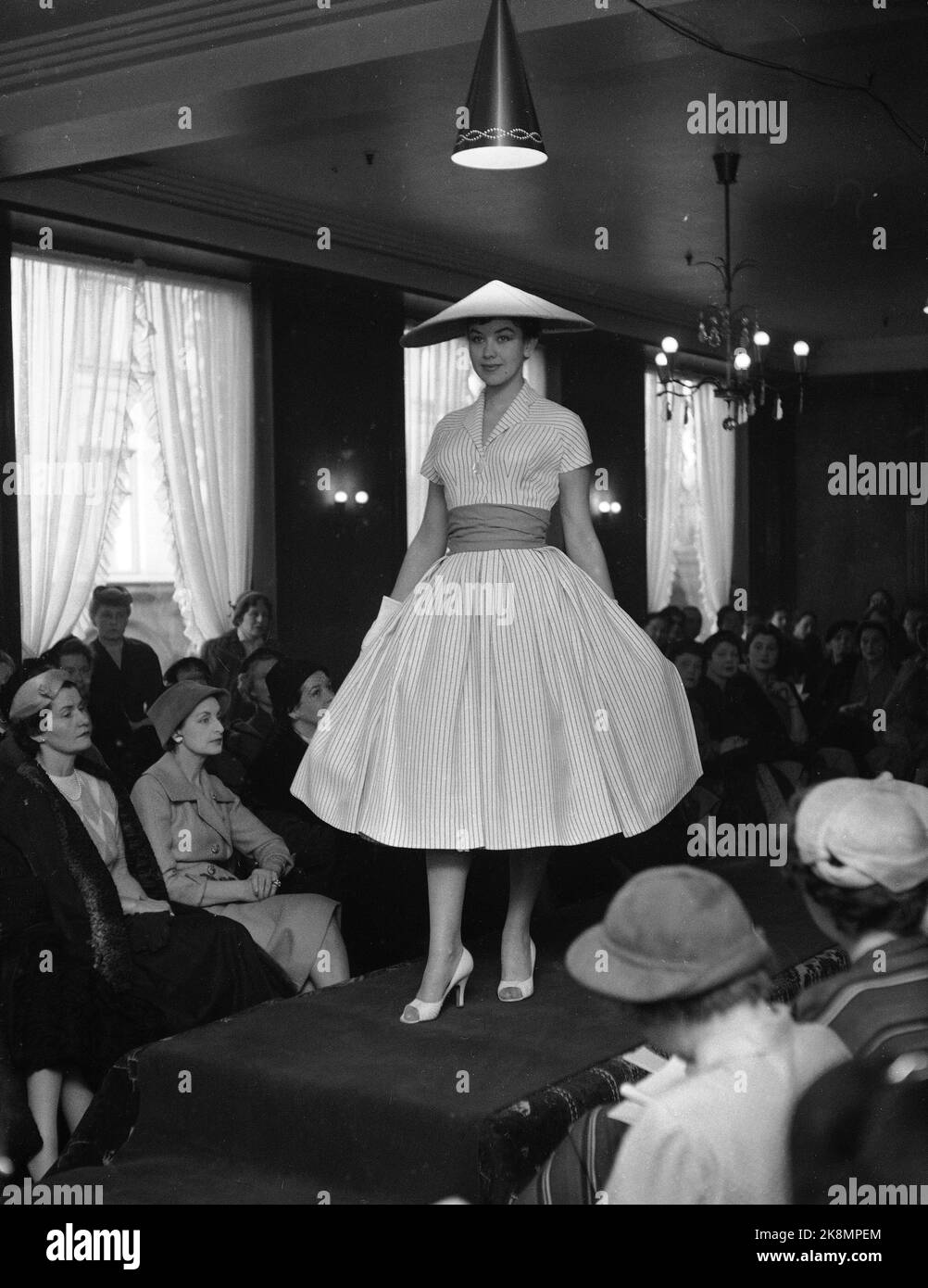 Oslo printemps 1956: Grande activité à Steen et Strøms SYSTEME deux jours avant la vue de la mode de cette année. La salle de couture du magazine fait la couture de ce que l'on appelle la « petite couture », des variantes moins chères des créations internationales. Ici, du défilé de mode quelques jours après la visite en cours. Une élégante école d'été avec un chapeau inspiré de la Chine. Photo: Actuel / NTB Banque D'Images