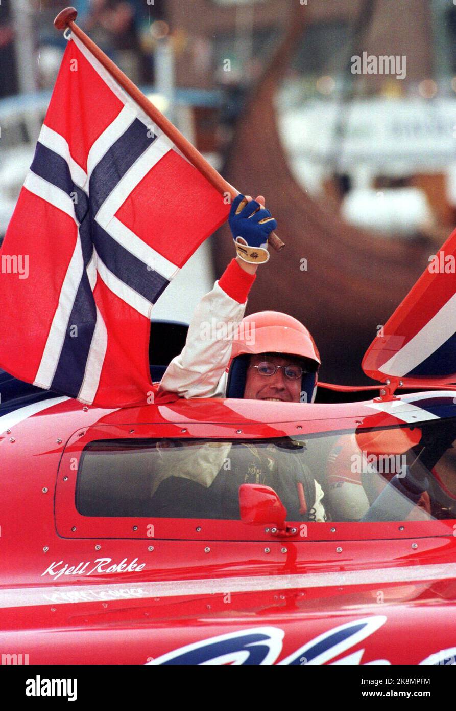 Oslo 19970802: Kjell Inge Røkke agite avec le drapeau norvégien après ...