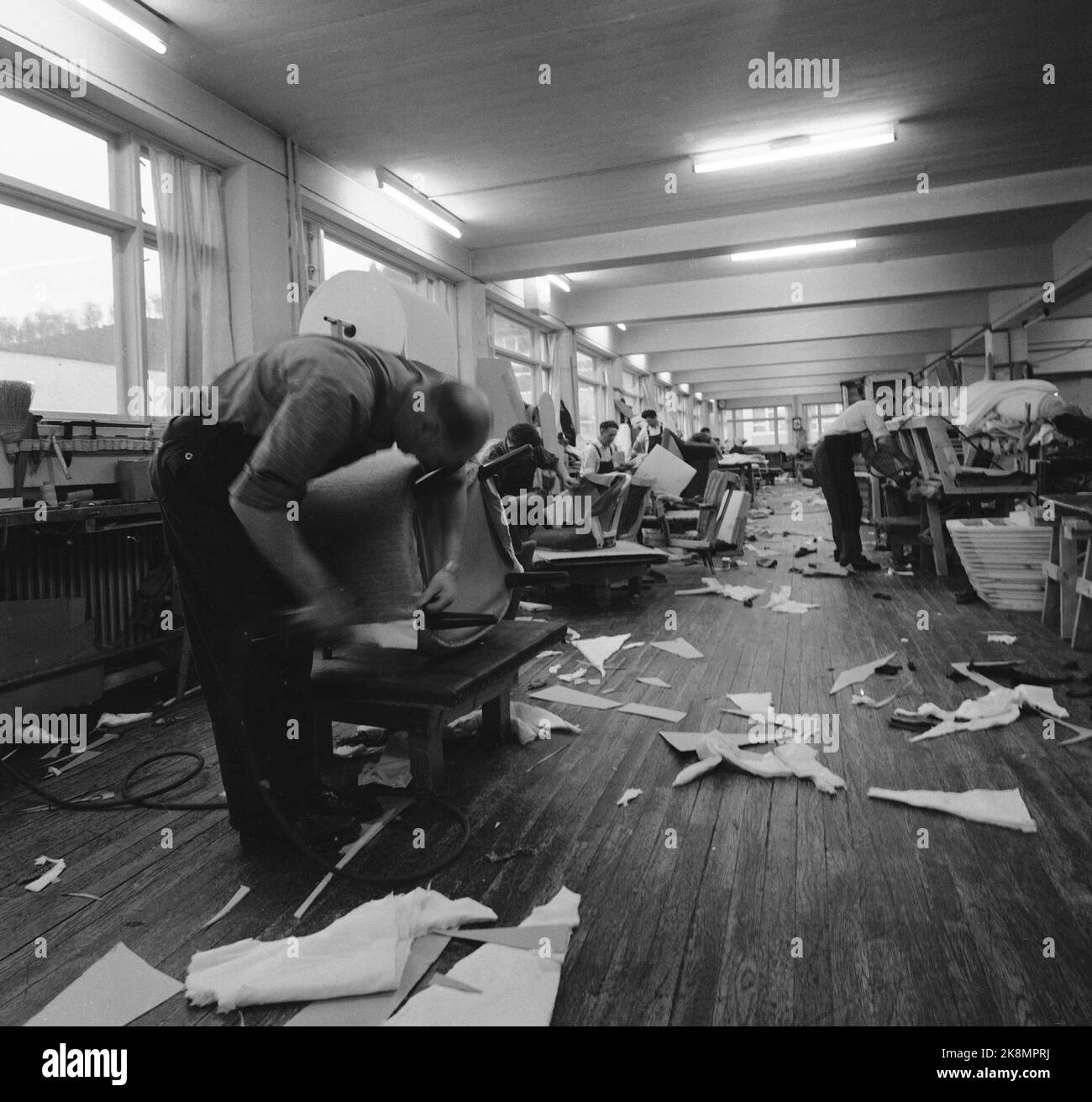 16 décembre 1961. La production de meubles est en plein essor. Les meubles de grand style sont exportés, y compris en Angleterre et en Amérique. Ici des locaux de production de la société P. I. Langlos usines sur la plage. Photo: Aage Storløkken / actuel / NTB Banque D'Images