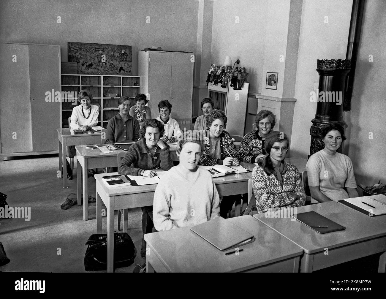 Oslo 196210 Child Welfare Academy, St. Hanshaugen, Geitmyrsveien 7. Tous les élèves de la classe étaient des femmes. Assis dans la salle de classe, avec des dossiers sur les bureaux. Un vieux four en fer forgé (four, poêle à bois) est au mur. Photo: Jan Nordby / NTB Banque D'Images