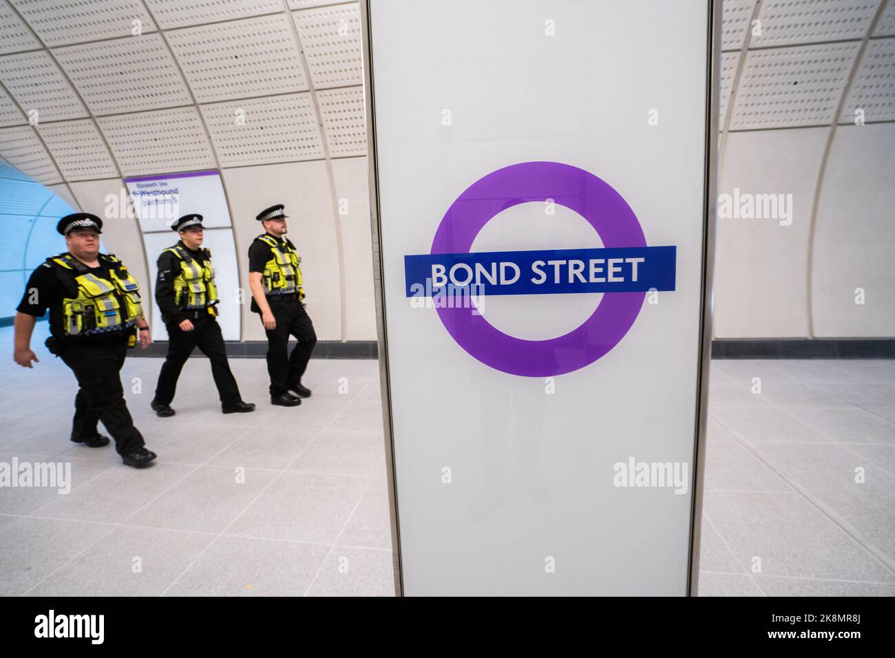 Londres, Royaume-Uni. 24 octobre 2022 . Passagers le premier jour de l'ouverture de la gare de Bond Street sur la ligne Elizabeth . Londres, Royaume-Uni. 24 octobre 2022 . Passagers le premier jour de l'ouverture de la gare de Bond Street sur Elizabeth. La gare soulagera les embouteillages autour d'Oxford Circus et desservira 140 000 passagers par jour. Credit: amer ghazzal / Alamy Live News Banque D'Images