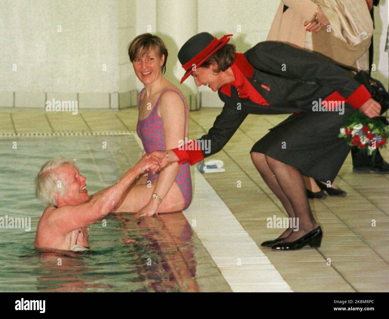 Oslo, 29 avril 1997: Queen Sonja (sur la piscine est l'éducateur spécial Lene Karlsen. Photo: Erik Johansen / NTB Banque D'Images