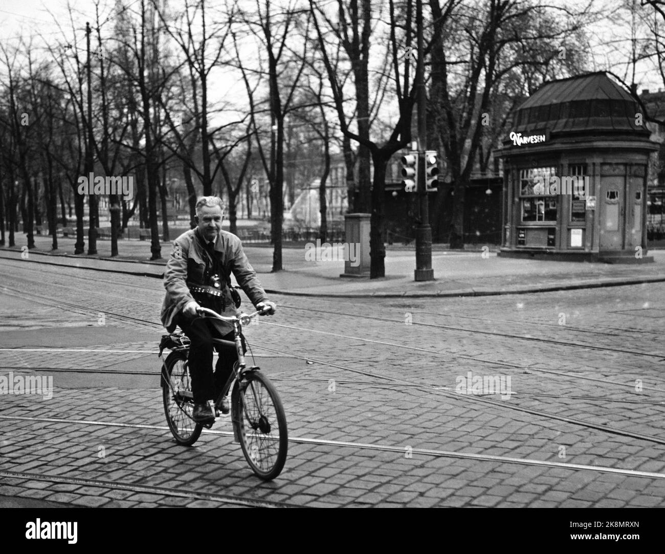 Oslo 19600604 « Where the City's Pulse knocks » reportage photo de Cecilhjørnet à Oslo. Stortingsgaten 8, traverse le Stortingsgaten / Rosenkrantzgate. L'appareil photo reflète la vie de la journée dans un coin de rue à Oslo. L'homme vient en vélo. Photo: Aage Storløkken / actuel / NTB Banque D'Images