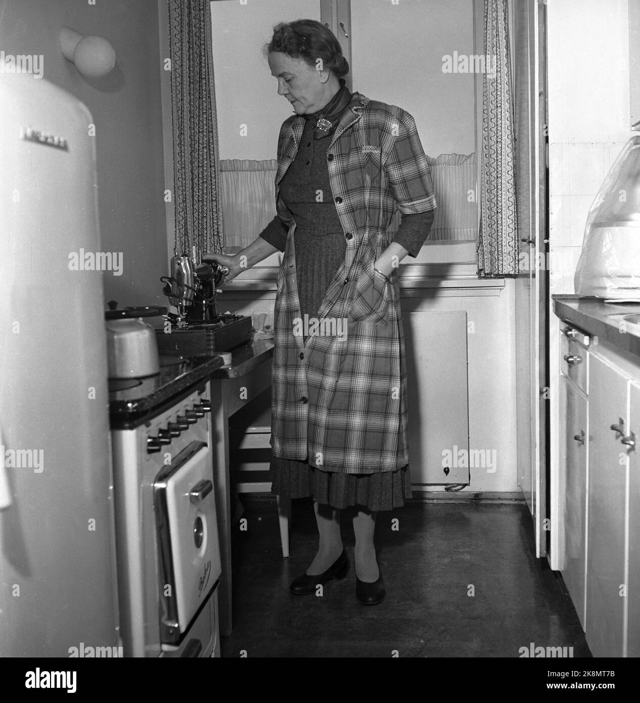 Oslo janvier 1955: Le Conseil des consommateurs a été créé en 1953, dans le but de protéger les intérêts des consommateurs, tels que les prix, la production, la fourniture de biens, les marques commerciales, emballage et standardisation. Bleu. Des vêtements qui glissent ont été conseillés aux intéressés. Voici un tablier en coton qui n'a pas toléré le lavage normal. Photo: Aage Storløkken / actuel / NTB Banque D'Images