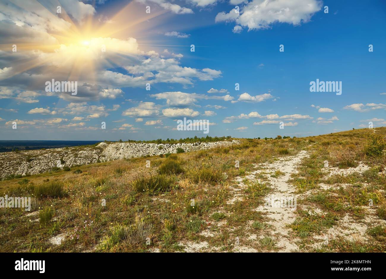Montagne de craie par une journée ensoleillée, zone protégée près de Svyatogorsk, Ukraine. Banque D'Images