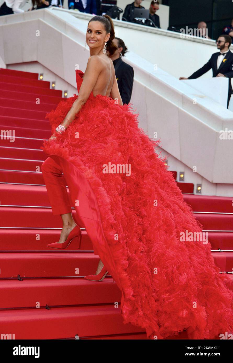 Izabel Goulart (robe d'Ashi) célébration du 75th anniversaire Festival