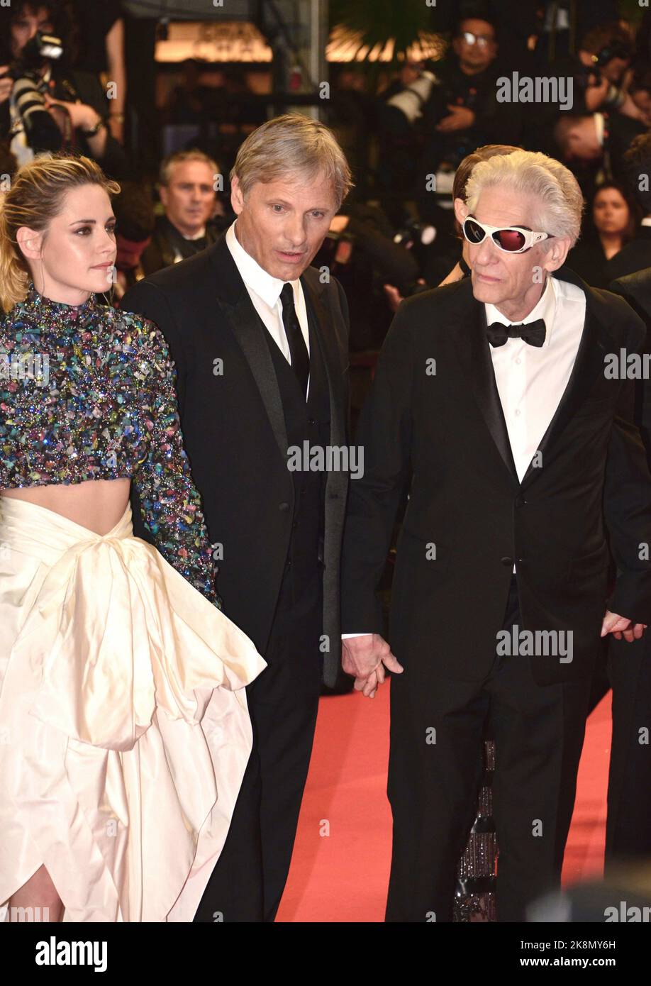 L'équipe du film: Kristen Stewart (vêtu de Chanel), Viggo Mortensen, David Cronenberg "crimes of the future" Festival de Cannes projection 75th Festival de Cannes 23 mai 2022 Banque D'Images