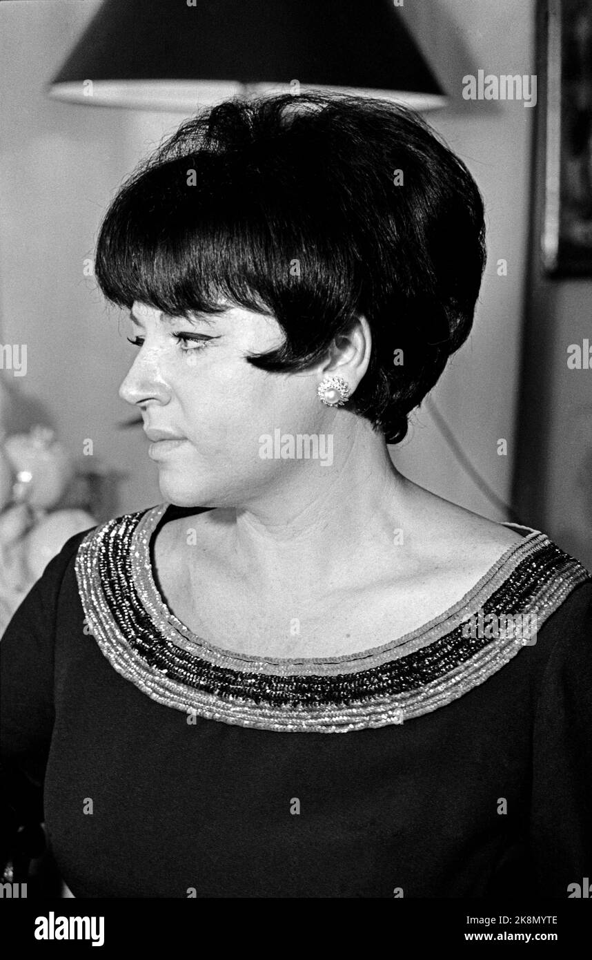La chanteuse française Régine posant dans son appartement, probablement située près de Montparnasse à Paris. Octobre 1965 Banque D'Images