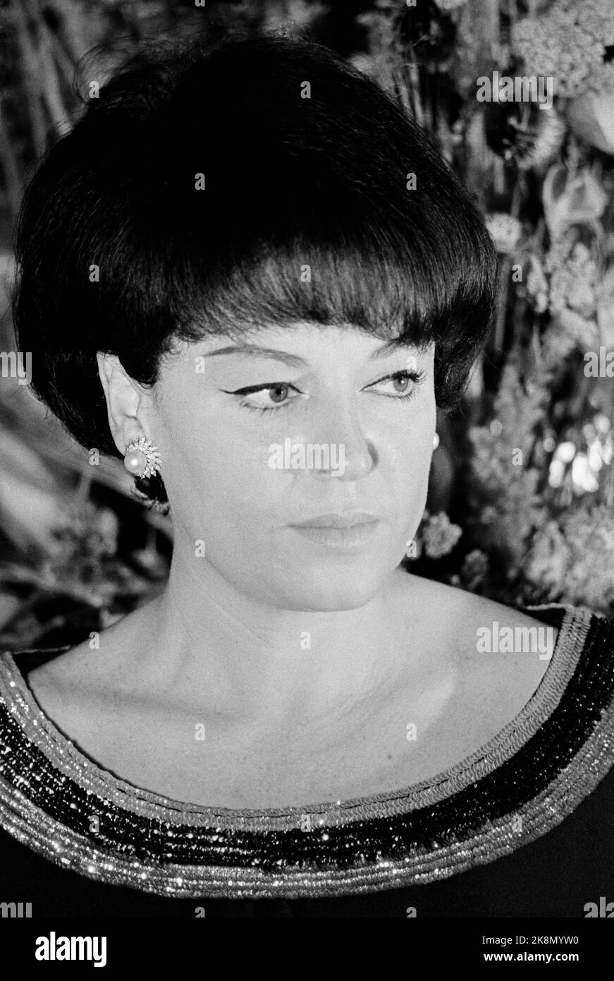 La chanteuse française Régine posant dans son appartement, probablement située près de Montparnasse à Paris. Octobre 1965 Banque D'Images