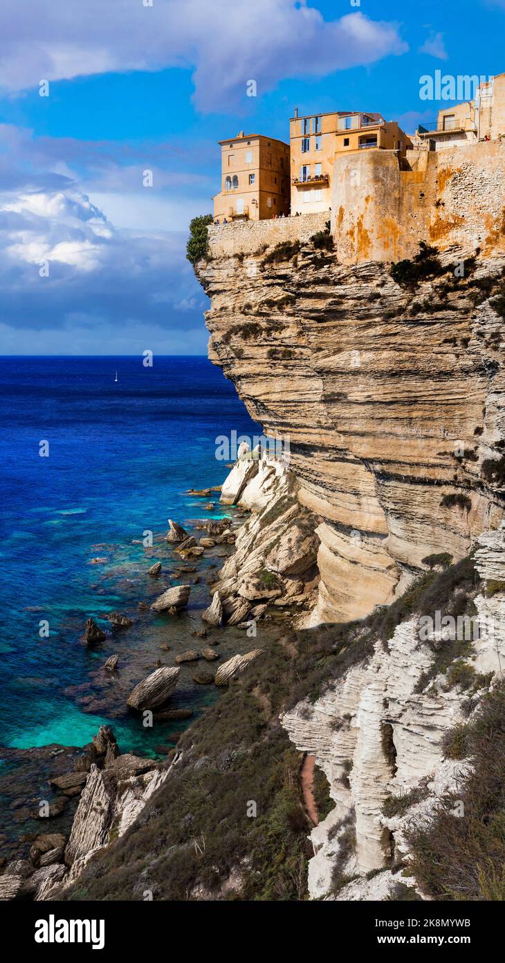Bonifacio - splendide ville côtière dans le sud de l'île de Corse, vue sur les maisons suspendues sur des rochers. France Banque D'Images