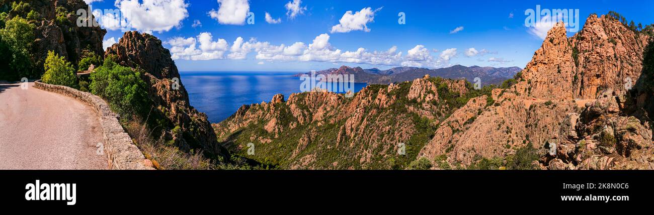 Corse, France. Des rochers rouges étonnants de Calanques de Piana. Célèbre itinéraire et destination de voyage sur la côte ouest de l'île dans le golfe de Porto Banque D'Images