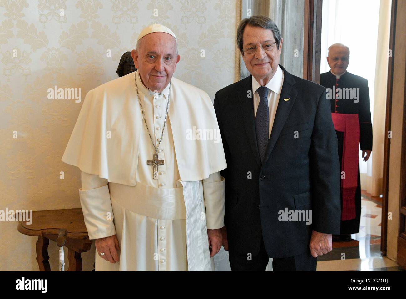 Vatican, Vatican. 24th octobre 2022. Italie, Rome, Vatican, 2022/10/24 .le Pape François reçoit en audience M. Nicos Anastasiades, Président de la République de Chypre au Vatican . Photographie de la presse catholique/Mediia du Vatican photo . LIMITÉ À UNE UTILISATION ÉDITORIALE - PAS DE MARKETING - PAS DE CAMPAGNES PUBLICITAIRES. Crédit : Agence photo indépendante/Alamy Live News Banque D'Images