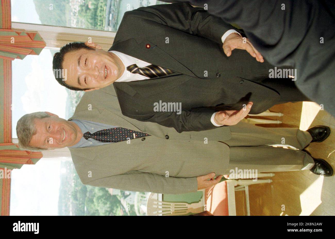 Bergen 19970626: Le Premier ministre japonais Ryutaro Hashimoto et le Premier ministre Thorbjørn Jagland profitent de la vue depuis le Bellevue Inn à Bergen où Jagland et Hashimoto ont eu un déjeuner officiel. Numériser la photo: Cornelius Poppe / NTB Banque D'Images