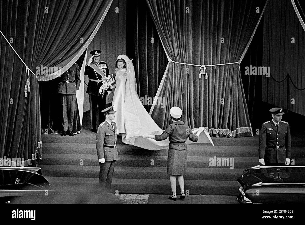 Oslo Prix de la Couronne 19680829 Harald épouse Sonja Haraldsen. Ici le roi Olav et Sonja Haraldsen viennent à l'église. Photo; NTB Banque D'Images