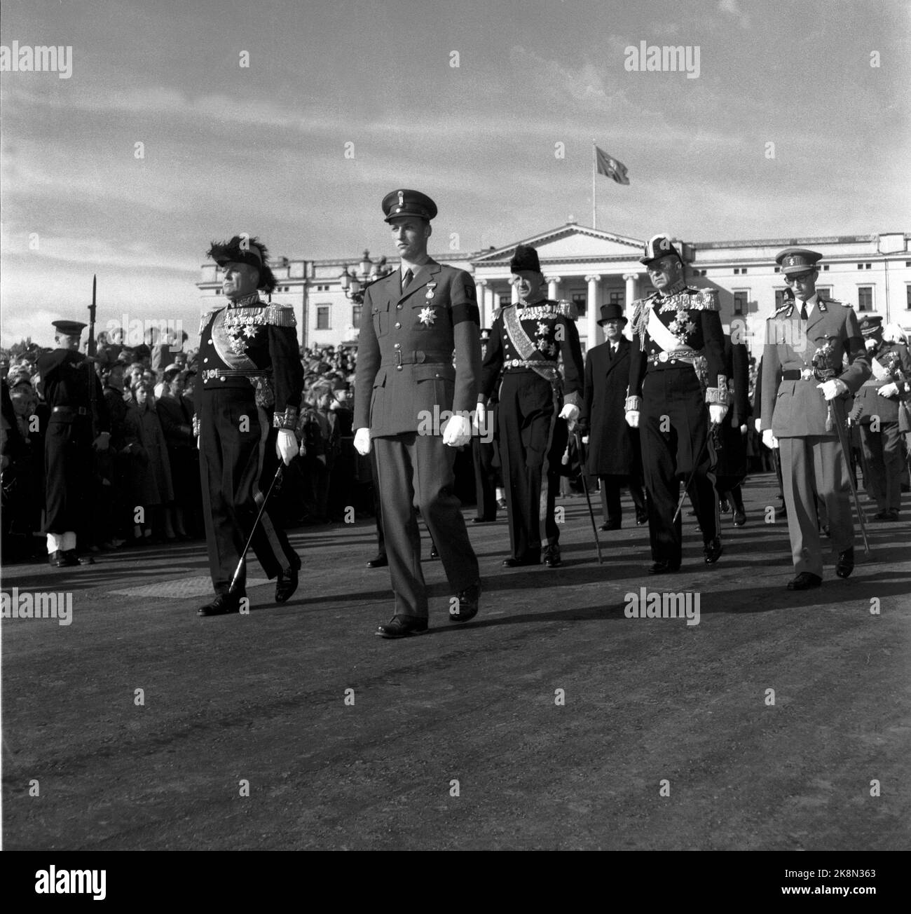 Oslo 19571001 funérailles du roi Haakon. Le roi Olav (TV) et le prince héritier Harald suivent le cercueil en bas de Slottsbakken. Photo: Actuel / NTB Banque D'Images