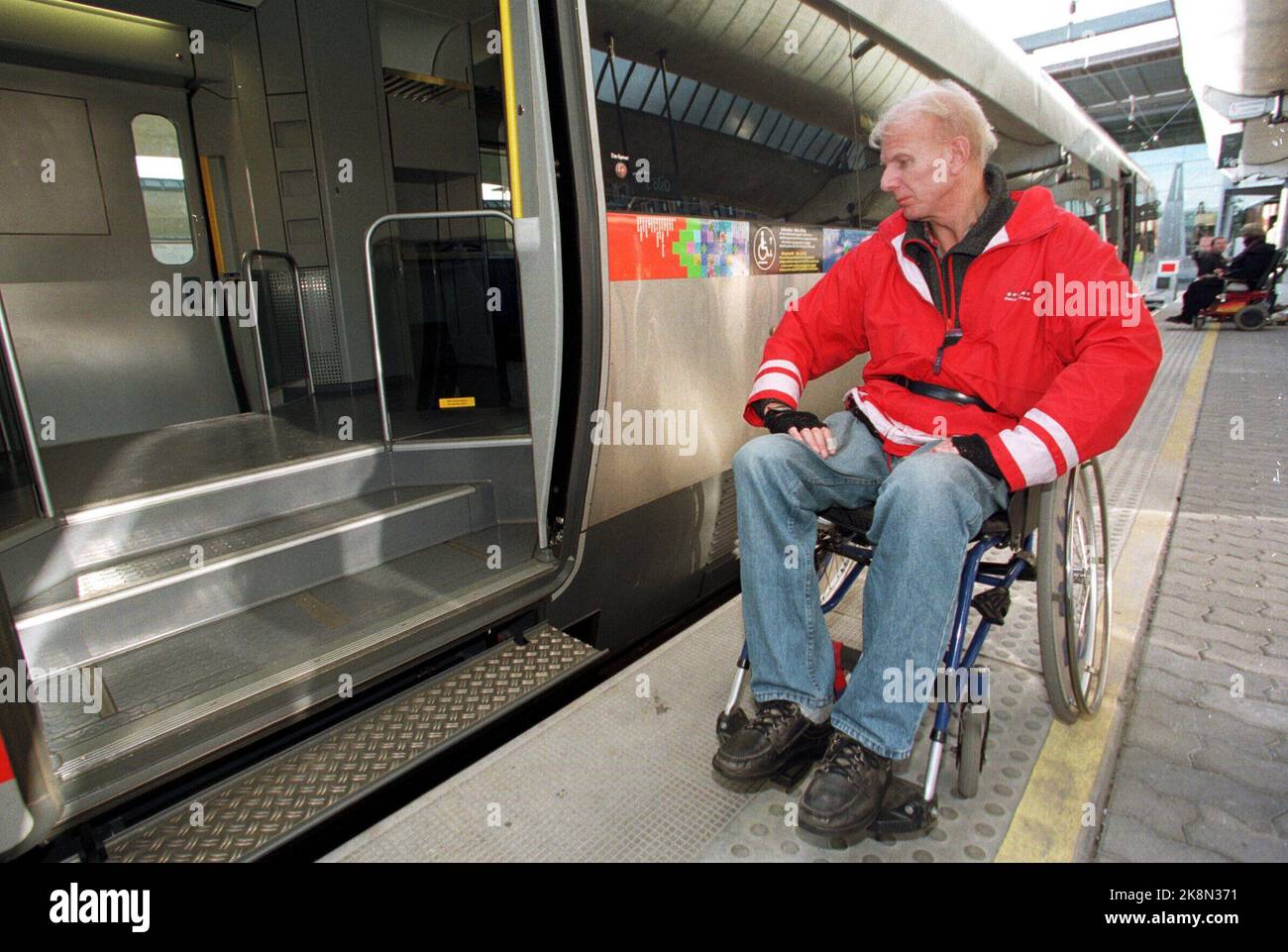 L'Association norvégienne pour les personnes handicapées a agi jeudi contre le NSB Gardermobanen pour marquer leur mécontentement à l'égard de ce qu'ils estiment être des solutions discriminatoires choisies pour les trains de vol. Ici, l'utilisateur de fauteuil roulant Gunnar Wahl doit noter qu'il ne vient pas avec le train de vol pour Gardermoen parce que l'ascenseur pour fauteuil roulant automatique ne fonctionne pas. Numériser la photo : Erik Johansen Banque D'Images