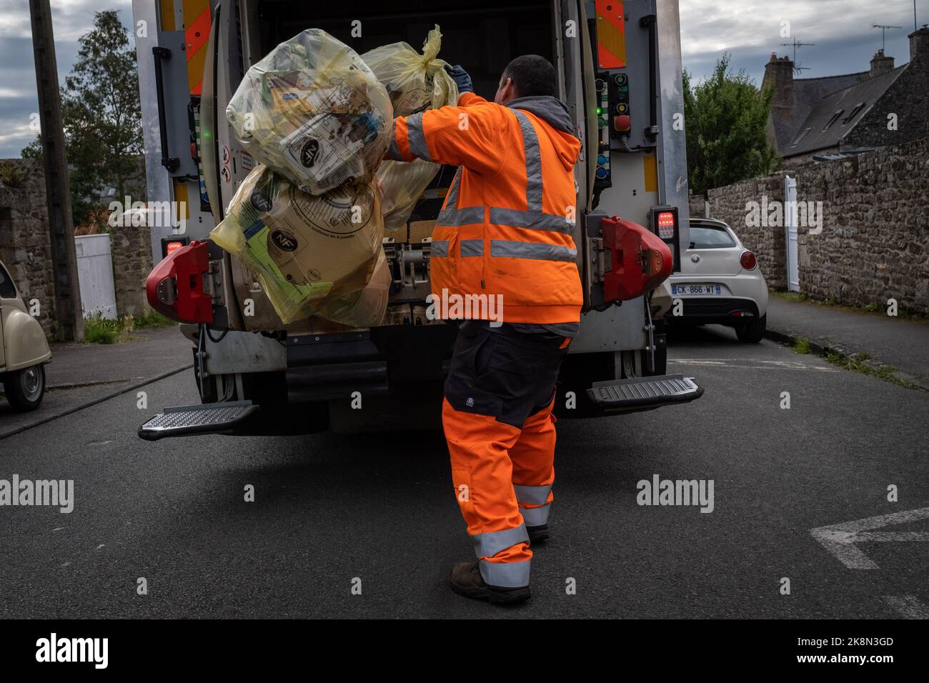 France, Bretagne, Dinan, 2022-06-02. Rapport sur la gestion et la collecte  des déchets, des ordures et des poubelles dans l'agglomération de Dina  Photo Stock - Alamy