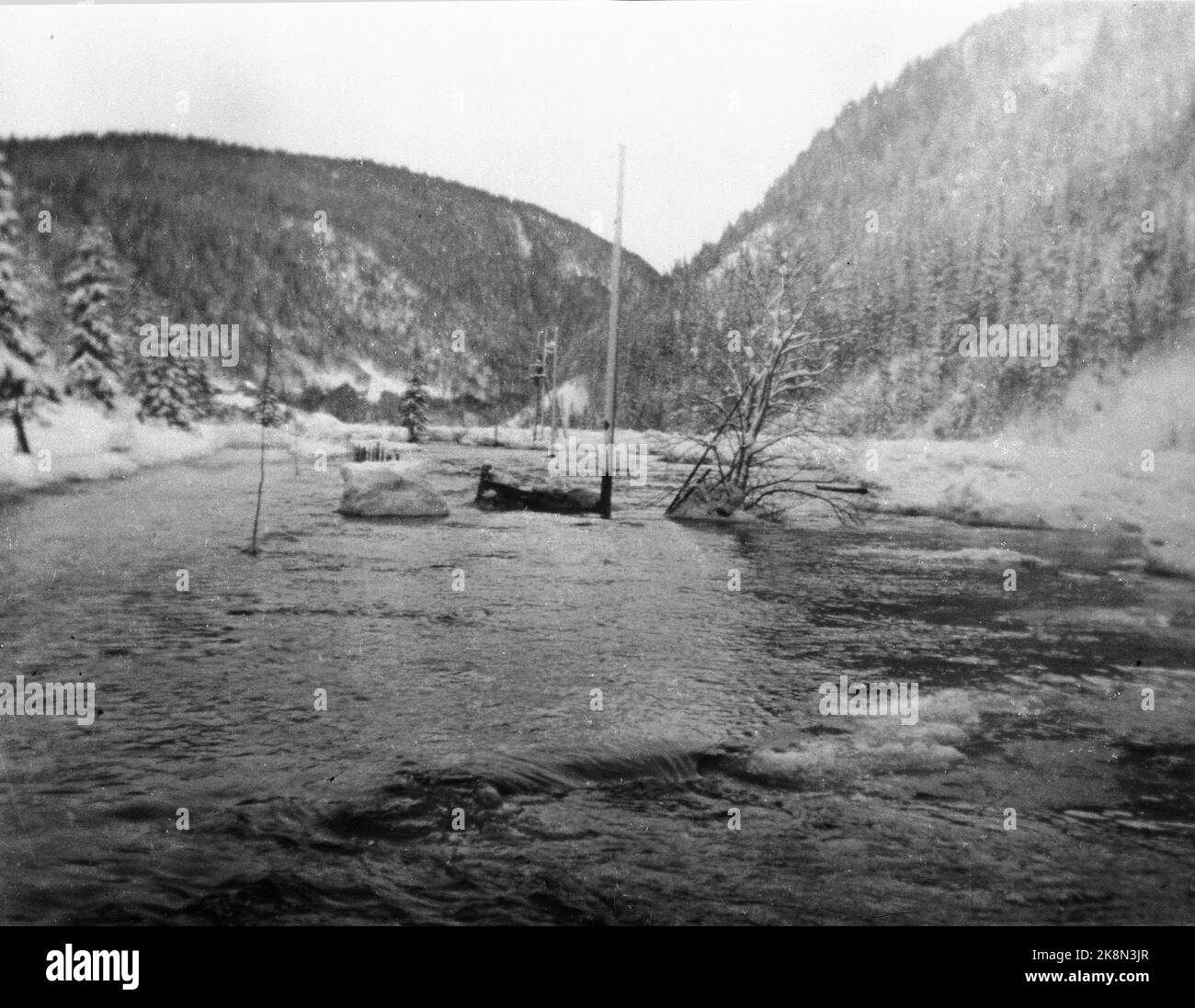 Tydal 19580125 le froid fort crée des problèmes dans toute la Norvège. Ici de la rivière Nea à Tydal, à Sør Trøndelag, où le vissage de glace a conduit à Tydal être isolé sur une image hebdomadaire donne une bonne impression de la situation dans la vallée étroite. La glace est poussée ensemble et s'élève pour l'eau, qui se dresse au-dessus des terres cultivées et bloque Tydalsveien. La photo a été prise dans les jardins de l'Ørås. Photo: NTB Corr / NTB Banque D'Images