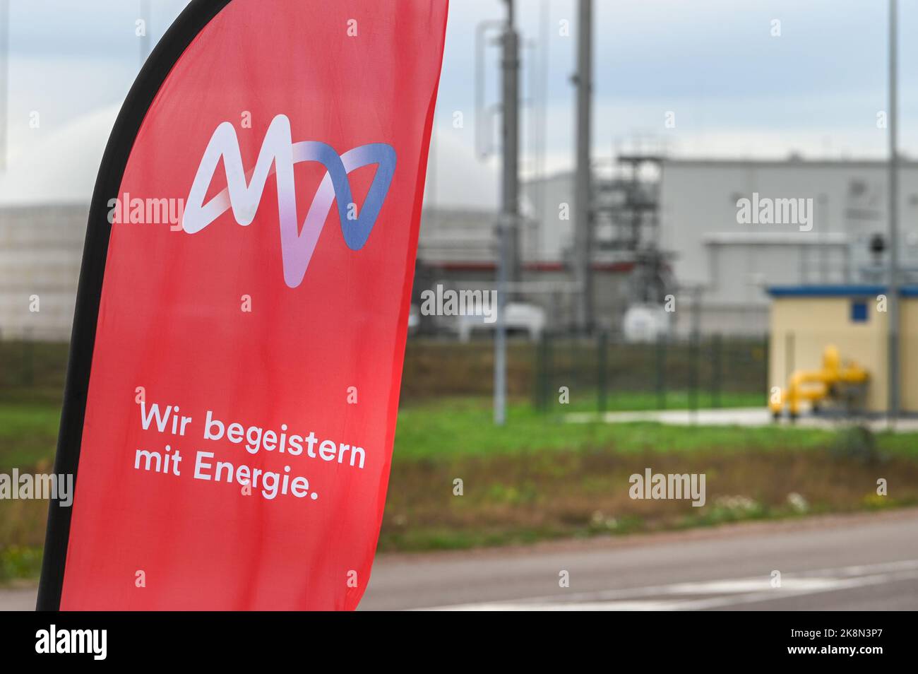 24 octobre 2022, Saxe-Anhalt, Bernburg : un drapeau avec le logo de la société MVV. MVV Energie AG a construit une usine de fermentation de biodéchets à Bernburg. Les déchets de la ville de Bernburg sont transformés en biogaz. Il est ensuite alimenté dans le réseau de l'entreprise municipale comme substitut du gaz naturel. Cette alternative écologique au gaz naturel est une contribution à une économie circulaire respectueuse du climat. Photo: Heiko Rebsch/dpa Banque D'Images
