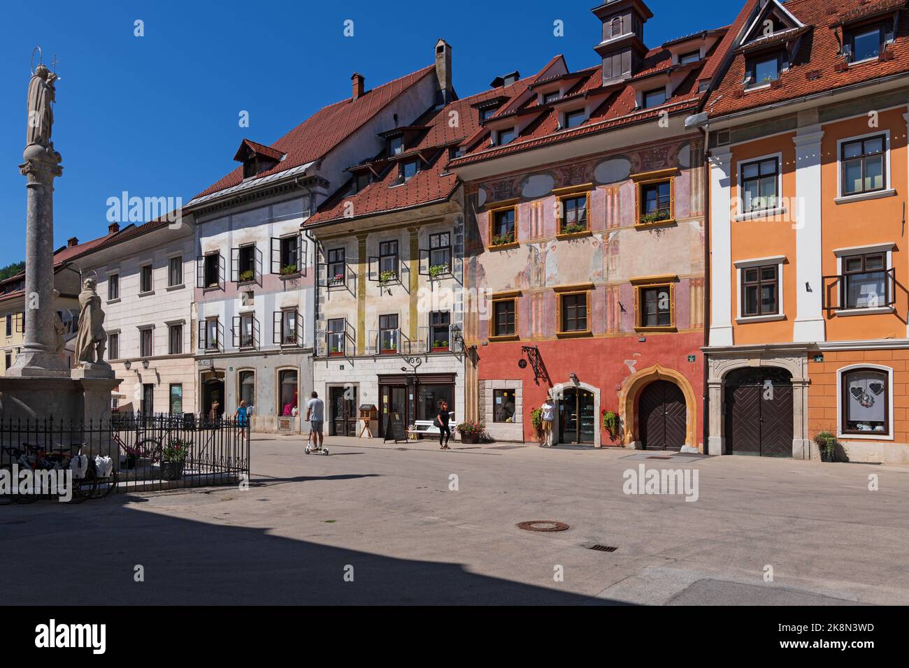 Skofja Loka, Slovénie - 19 juillet 2022: Place principale Mestni Trg dans le centre historique de la vieille ville avec des maisons de ville colorées. Banque D'Images