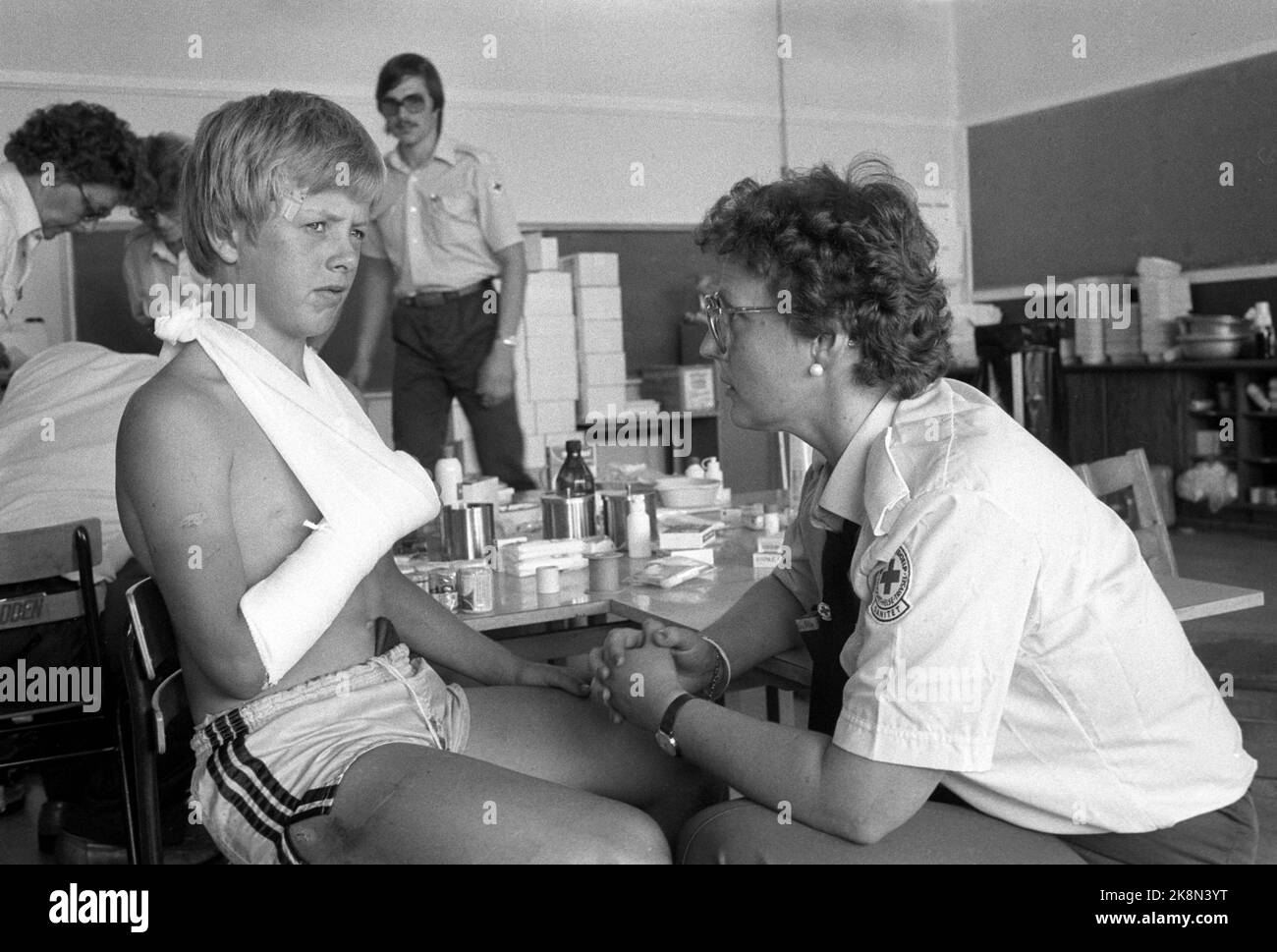 Oslo 19820802. Norvège Cup1982 10th anniversaire. Tournoi international de football pour enfants et jeunes à Ekebergsletta. Voici un traitement de joueur de football à la salle médicale. L'Ekeberghallen entier a été utilisé pour saturer les 10 000 joueurs de football affamés. Photo: Inge Gjellesvik / Bjørn Sigurdsøn NTB / NTB Banque D'Images