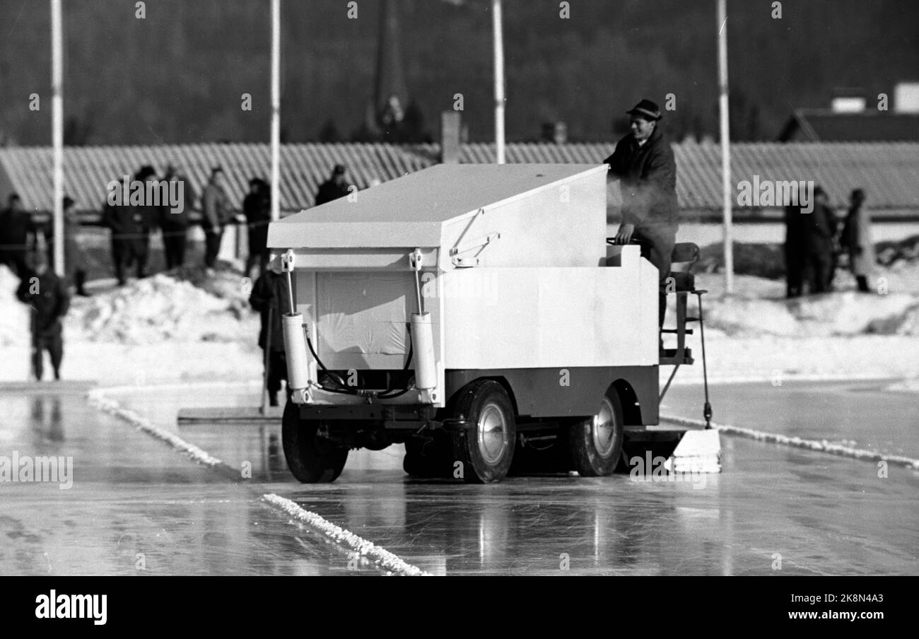 Innsbruck, Autriche 196402 les Jeux Olympiques d'hiver de 9th. Patinage rapide, hommes. Le coupé a obtenu leurs chances de gagner partiellement gâtés à 10 000 mètres d'une préparation douteuse de glace initiée par l'outman suédois Sven Låftmann. Il ordonna le plantage de la glace, qui fit la bande de glace, juste avant que Knut Johannesen ne soit en action. Ici la machine à glace au travail. Photo: Actuel / NTB Banque D'Images